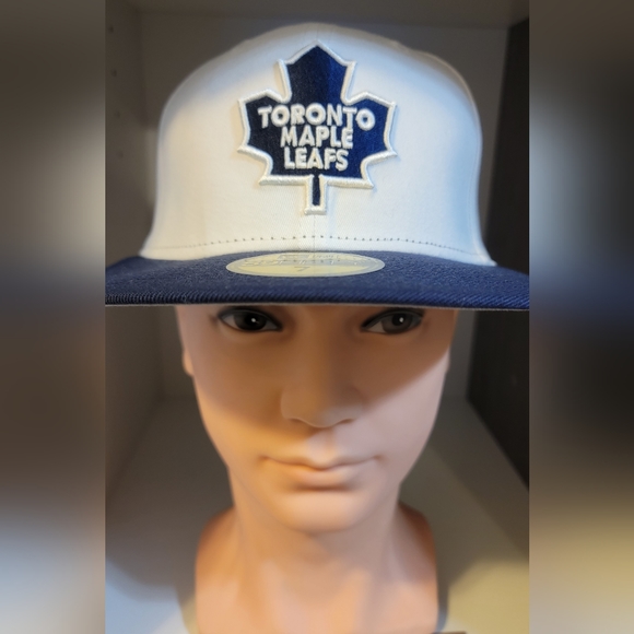BNWT Toronto Maple Leafs Fitted Hat - Picture 1 of 7